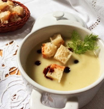 Fenchelcreme mit Balsamessig aus Modena (Aceto Balsamico di Modena G.G.A.) und CroÛTons