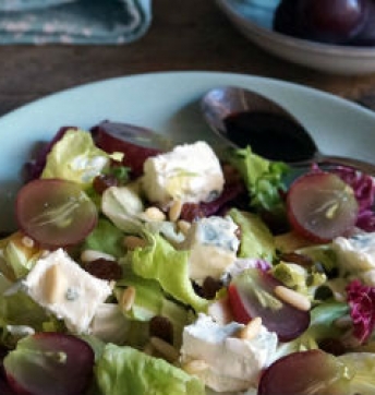 Salad with grapes, Gorgonzola PDO, nuts and Balsamic Vinegar of Modena PGI