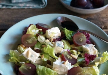 Salat mit Trauben, Gorgonzolakäse g.U., Nüssen und Balsamessig aus Modena (Aceto Balsamico di Modena g.g.A.)