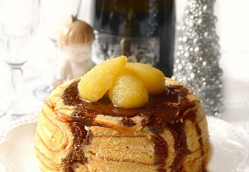 Charlotte avec poires caramélisées et glaçage au chocolat et Vinaigre Balsamique de Modène IGP