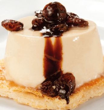 Mousse au caramel sur biscuit de pâte sablée au chocolat avec raisins secs macérés et sauce de Vinaigre Balsamique de Modène (Aceto Balsamico di Modena IGP)