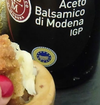 Chicken Nuggets mit Mozzarella-Füllung und Aceto Balsamico di Modena g.g.A. Mayonnaise