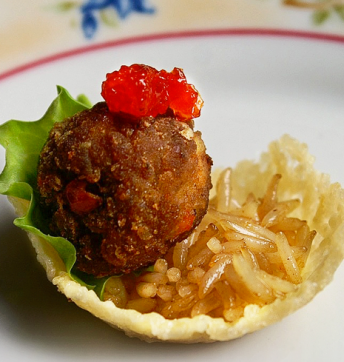 Barquettes de Parmigiano Reggiano AOP, boulettes au Vinaigre Balsamique de Modène IGP et poivron avec riz basmati