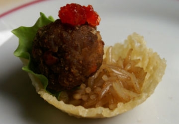 Parmesankörbchen mit Balsamessig aus Modena (Aceto Balsamico di Modena g.g.A.), Pfeffer- Hackbällchen und Basmati-Reis