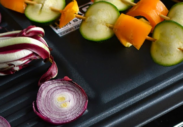 Raclette de Légumes Parfumés avec Tomini au Miel, Petites Salades Gourmandes et Cornichons à l’Aigre-doux