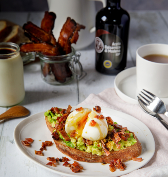 Tartine breakfast avocat-œuf-bacon caramélisé au vinaigre balsamique