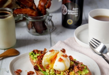 Tartine breakfast avocat-œuf-bacon caramélisé au vinaigre balsamique