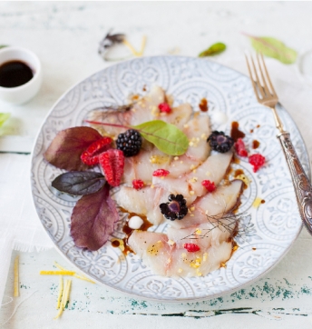 Carpaccio de sériole aux fruits rouges, herbes et Vinaigre Balsamique de Modène IGP