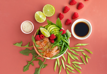 Bowle di salmone in salsa ponzu all’Aceto Balsamico di Modena IGP, avocado, lamponi e taccole