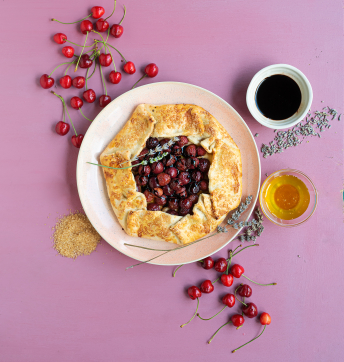 Galette al formaggio fresco, ciliegie all’Aceto Balsamico di Modena IGP e miele di lavanda