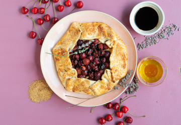 Galette al formaggio fresco, ciliegie all’Aceto Balsamico di Modena IGP e miele di lavanda