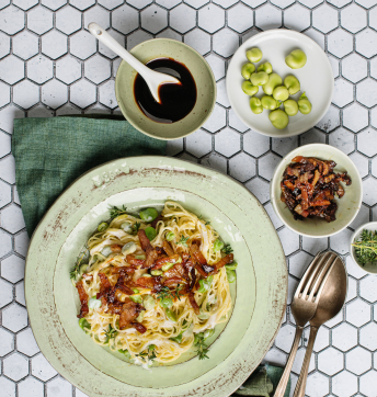 Tagliolini con crema di parmigiano, favette e guanciale all’Aceto Balsamico di Modena IGP