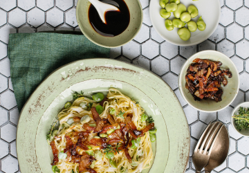 Tagliolini con crema di parmigiano, favette e guanciale all’Aceto Balsamico di Modena IGP