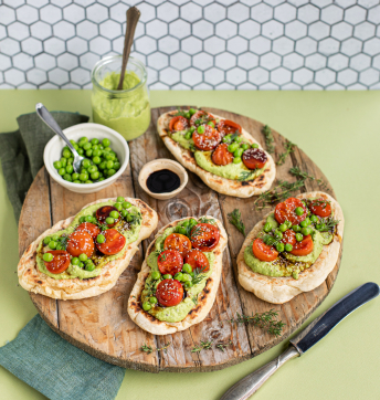 Pane naan con hummus di piselli, pomodori estivi marinati all’Aceto Balsamico di Modena IGP