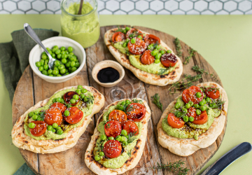 Pane naan con hummus di piselli, pomodori estivi marinati all’Aceto Balsamico di Modena IGP