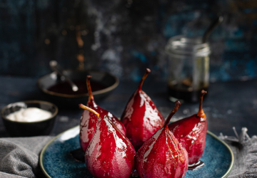 Pere affogate al vino rosso e Aceto Balsamico di Modena IGP, granella di pistacchi e panna montata