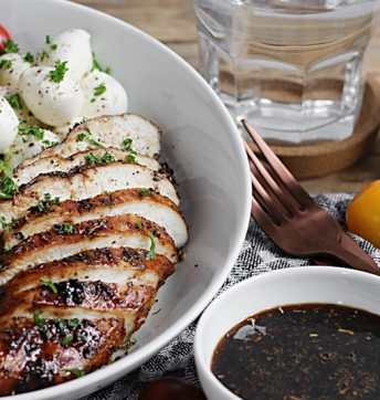 Caprese Salad Bowl mit Aceto Balsamico di Modena g.g.A. Hähnchen und Reis