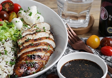 Caprese Salad Bowl mit Aceto Balsamico di Modena g.g.A. Hähnchen und Reis