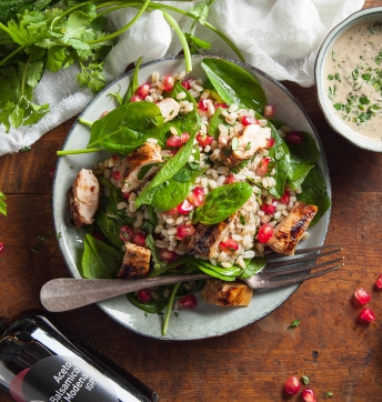 Salade d’orge perlé au poulet grillé et épinards, sauce verte au Vinaigre Balsamique de Modène IGP