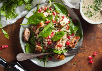 Salade d’orge perlé au poulet grillé et épinards, sauce verte au Vinaigre Balsamique de Modène IGP