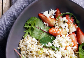 Salade de sorgo à grain avec fraises, fêta et Vinaigre Balsamique de Modène IGP affiné