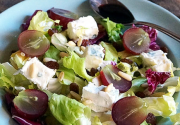 Salade avec raisin, Gorgonzola AOP, fruits secs et Vinaigre Balsamique de Modène IGP