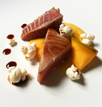 Thunfisch Tataki mit Mangomayonnaise und Balsamessig aus Modena (Acteo Balsamico di Modena G.G.A.)