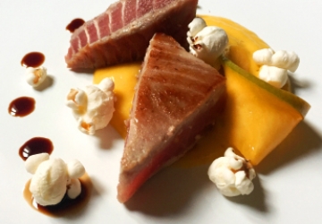 Tataki de atún con mayonesa al mango y Vinagre Balsámico de Módena IGP